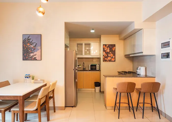 Apartment One Uptown 2 Bedroom With 3 Beds Uptown Mall View