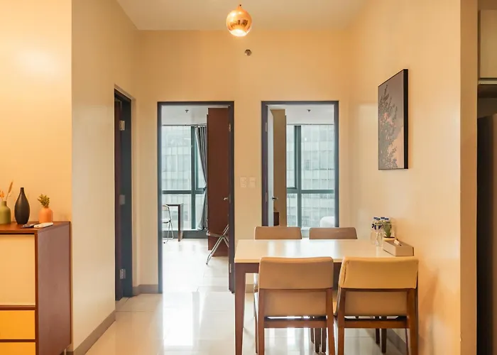 One Uptown 2 Bedroom With 3 Beds Uptown Mall View *