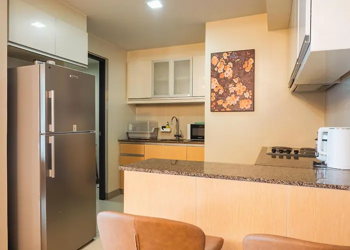 One Uptown 2 Bedroom With 3 Beds Uptown Mall View Apartment *